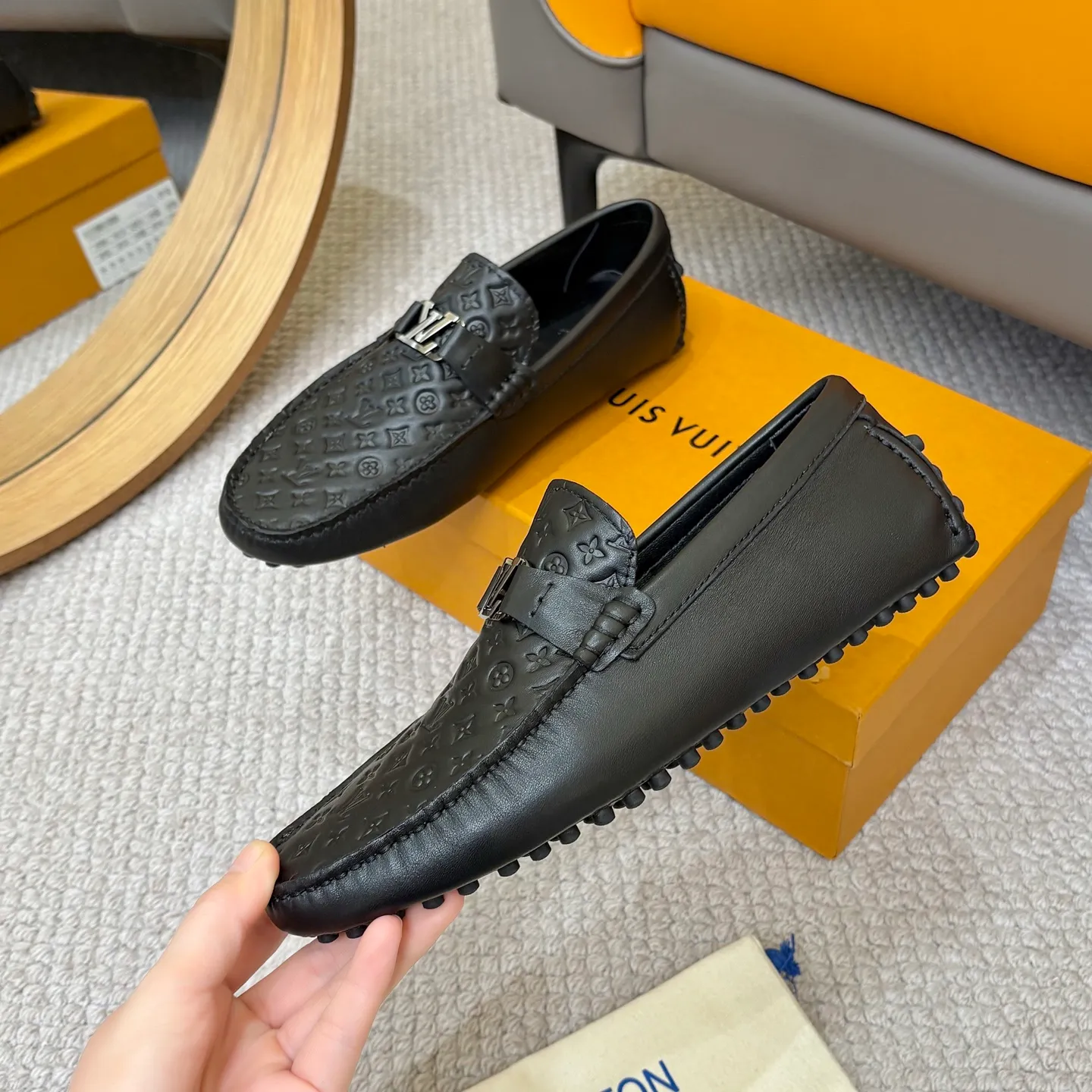 Men's men's shoes 💰420 (Yangli) LV 2⃣️0⃣️2⃣️5️⃣Spring and summer counter GLORIA series models ✈️Original factory special leather production, original last type. A classic driving slip-on casual shoe that shows an elegant style with exquisite craftsmanship details such as Monogram embossing all over the upper🌀Italian imported calfskin fabric Sheepskin foot pads➕Inside～Private mold replica sole Unique style Comfortable driving slip-on Size: 4-12 (38-46) Comes with [Counter packaging: original box, wrapping paper, card, instruction manual, shoehorn, cloth bag] No pressure to enter and leave the counter!